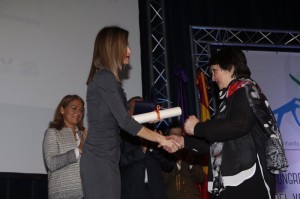 Letizia awarding Concepción Basabe, representing the Gorabide Association