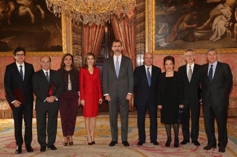 Letizia and Felipe with winners of National Research Awards 2014