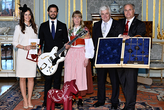 Carl Philip and Sofia receive gifts2