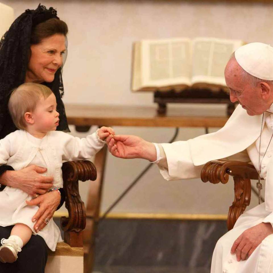 Princess Leonore hands thing to the Pope