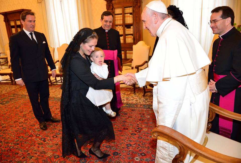 Princess Madeleine curtseys to the Pope