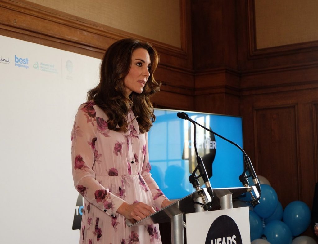 kate-giving-speech-at-heads-together-wmhd16-event