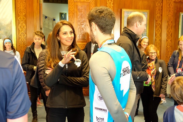 Kate chats to Heads Together runner in warm down area s