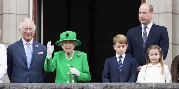 The Queen makes surprise balcony appearance at Platinum Jubilee Pageant